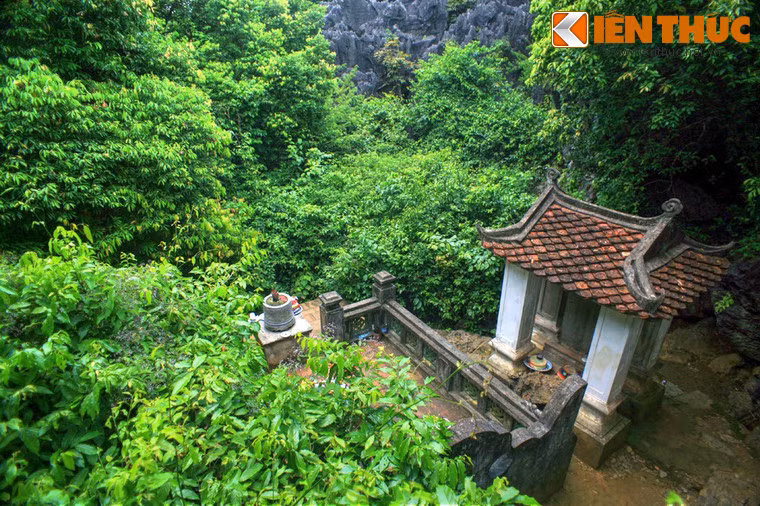 Những dòng chữ trên bia cho biết, lăng được xây dựng từ năm Minh Mạng thứ 21 và đến năm Hàm Nghi thứ nhất có trùng tu lại.