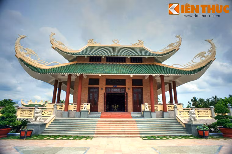 Năm 1867, Bùi Hữu Nghĩa từ quan về quê dạy học, bốc thuốc chữa bệnh cho dân, lấy hiệu là “Liễu Lâm chủ nhân” và tham gia phong trào chống Pháp ở địa phương. Ảnh: Đền thờ thủ khoa Bùi Hữu Nghĩa trong khu tưởng niệm.