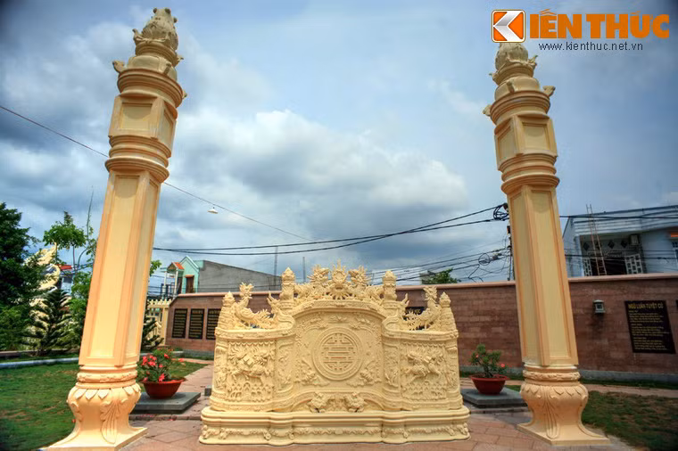 Ngưỡng mộ công đức của Bùi Hữu Nghĩa, nhân dân trong vùng đã lập thần chủ, bài vị tôn thờ vợ chồng ông ở đình thần Bình Thủy và chùa Nam Nhã. Hàng năm vào ngày 21 tháng Giêng đều tổ chức lễ giỗ ông. Ảnh: Bình phong và trụ biểu trước mộ phần thủ khoa Bùi Hữu Nghĩa.