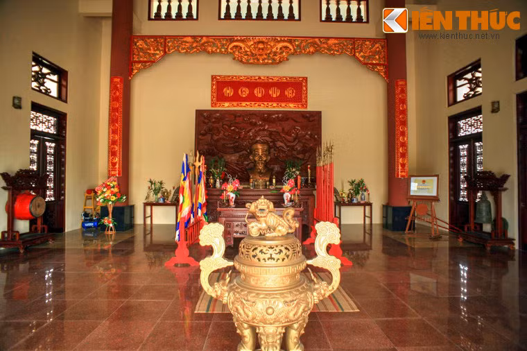 Năm 1868, ông bị Pháp bắt giam ở Vĩnh Long vì làm thơ kêu gọi cổ vũ tinh thần kháng chiến của Cần Vương. Do không lung lạc được ông nên một thời gian sau chúng buộc phải thả ông. Ảnh: Không gian tôn nghiêm bên trong đền thờ.