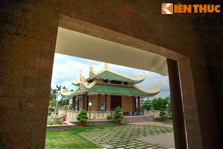 Với những đóng góp to lớn cho văn học Việt Nam cuối thế kỷ 19, thủ khoa Bùi Hữu Nghĩa được dân gia ca tụng là một trong bốn “Rồng vàng” đất Nam Bộ. Ảnh: Một góc khu tưởng niệm.