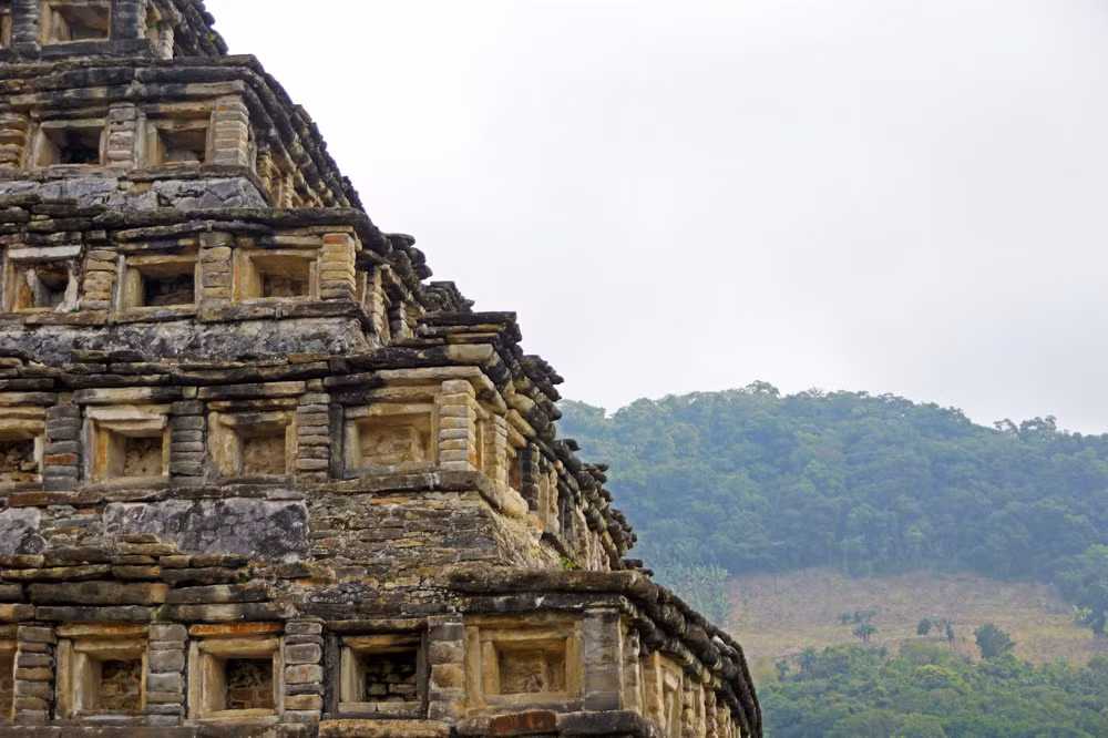 Số lượng hốc lõm trên các tầng là 365, đúng bằng số ngày của một năm dương lịch. Vì vậy, các hốc của kim tự tháp có thể mang ý nghĩa tượng trưng cho thời gian.