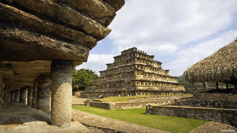 Kim tự tháp Niches đã được các cư dân của nền văn minh Teotihuacan xây dựng trong thời kỳ thịnh vượng của thành phố El tajin, trong thời gian từ thế kỷ 9 - 13.