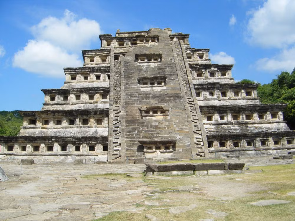 Kim tự tháp này có bảy tầng, kết nối với nhau bằng dãy cầu thang ở mặt tiền. Toàn bộ công trình được xây bằng những phiến đá lớn được cắt ghép cẩn thận, trong đó có phiến đá nặng tới 8 tấn.