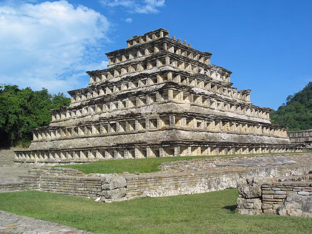Nằm ở trung tâm thành phố cổ El tajin, ngày nay thuộc bang Varacuz của Mexico, kim tự tháp Niches (theo tiếng Anh nghĩa là kim tự tháp Hang hốc) được coi là kiệt tác kiến trúc độc nhất vô nhị của các nền văn minh châu Mỹ cổ xưa.