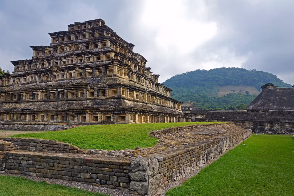 Bên cạnh đó, các hốc này cũng có thể là sự mô phỏng các hang động, vốn được cư dân bản địa châu Mỹ coi là lối đi vào thế giới ngầm, nơi có nhiều các vị thần cư ngụ.