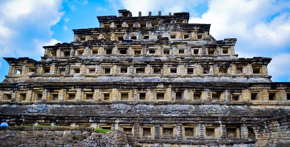 Điểm đặc biệt của kim tự tháp Niches là dọc theo cầu thang và mặt đứng của các tầng đều có hàng hục hốc lõm hình vuông nằm liền kề nhau, khiến kim tự tháp này trông giống như một tổ ong khổng lồ khi nhìn từ xa.