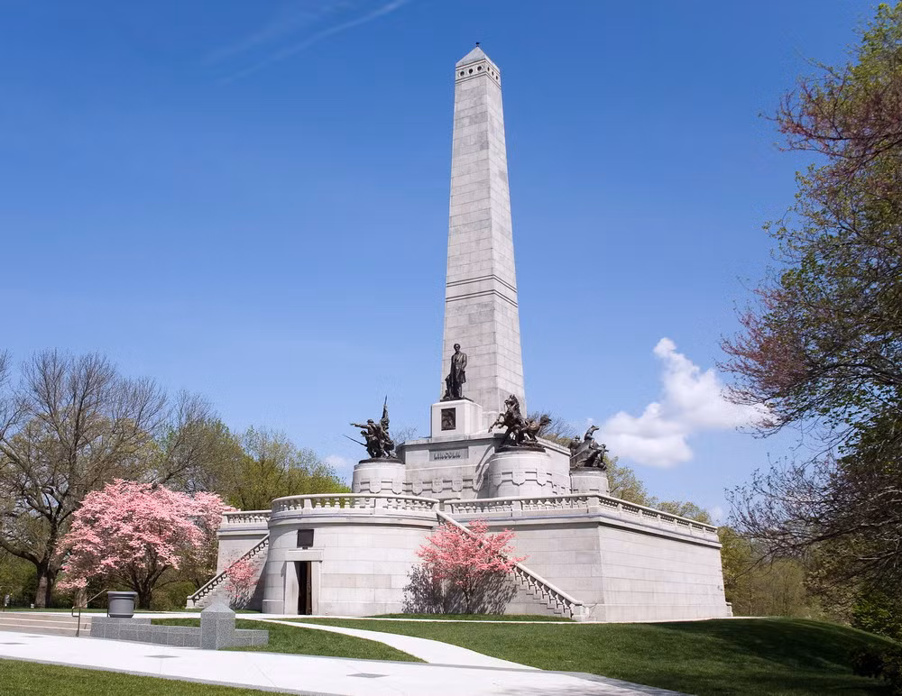 Lăng mộ nằm ở trung tâm của một quả đồi rộng 51.000 m², được kiến trúc sư Larkin Goldsmith Mead thiết kế, hoàn thành năm 1874 - 9 năm sau ngày mất của Tổng thống Lincoln.