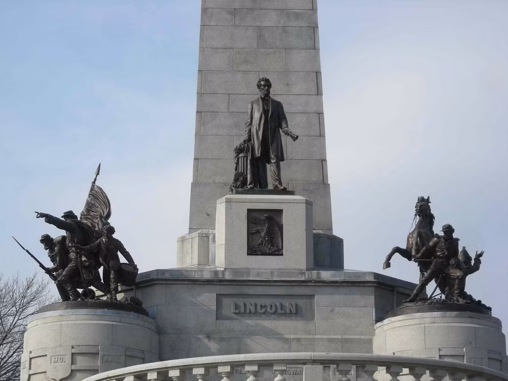 Tầng trên của lăng mộ có 5 cụm tượng đồng khác, gồm tượng toàn thân Lincoln trong tư thế đứng ở trung tâm và 4 tượng xung quanh đại diện cho các binh chủng bộ binh, hải quân, pháo binh, và kỵ binh của liên bang miền Bắc trong nội chiến Mỹ.