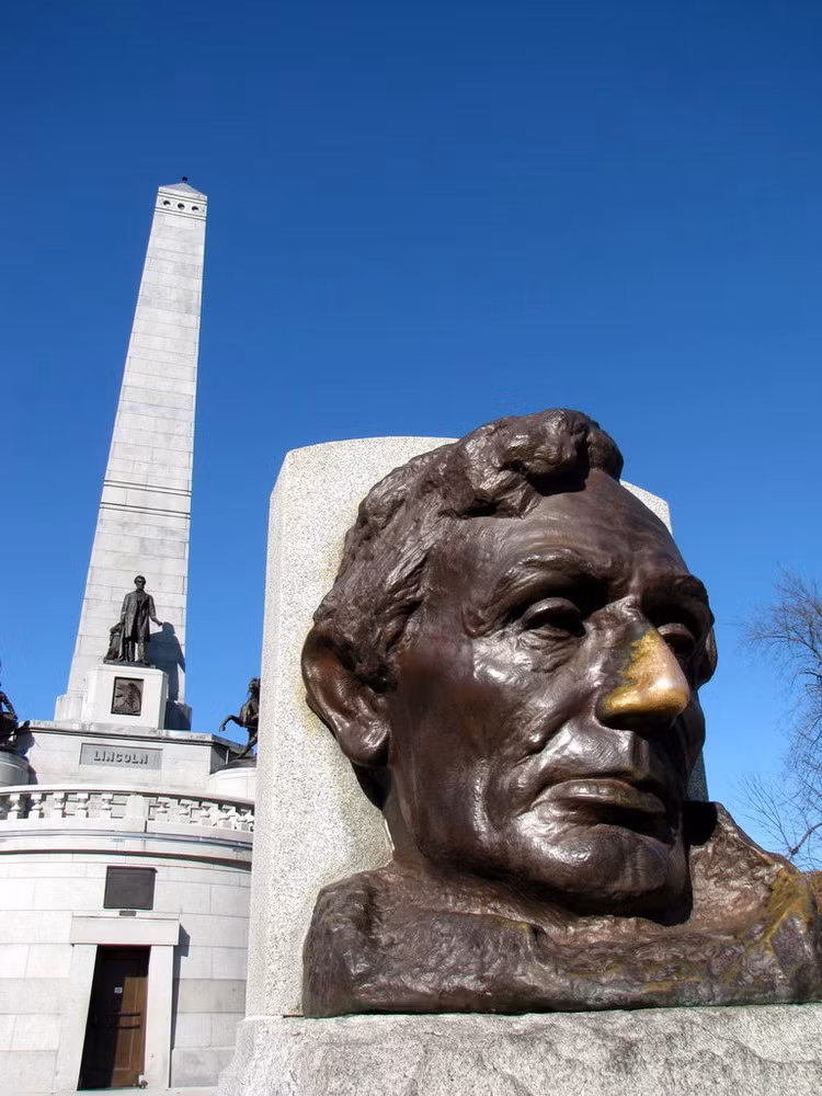 Trước lối vào lăng là tượng chân dung Lincoln bằng đồng. Bức tượng có cái mũi sáng bóng do thói quen sờ vào để cầu may của hàng nghìn du khách tới thăm viếng mỗi năm.