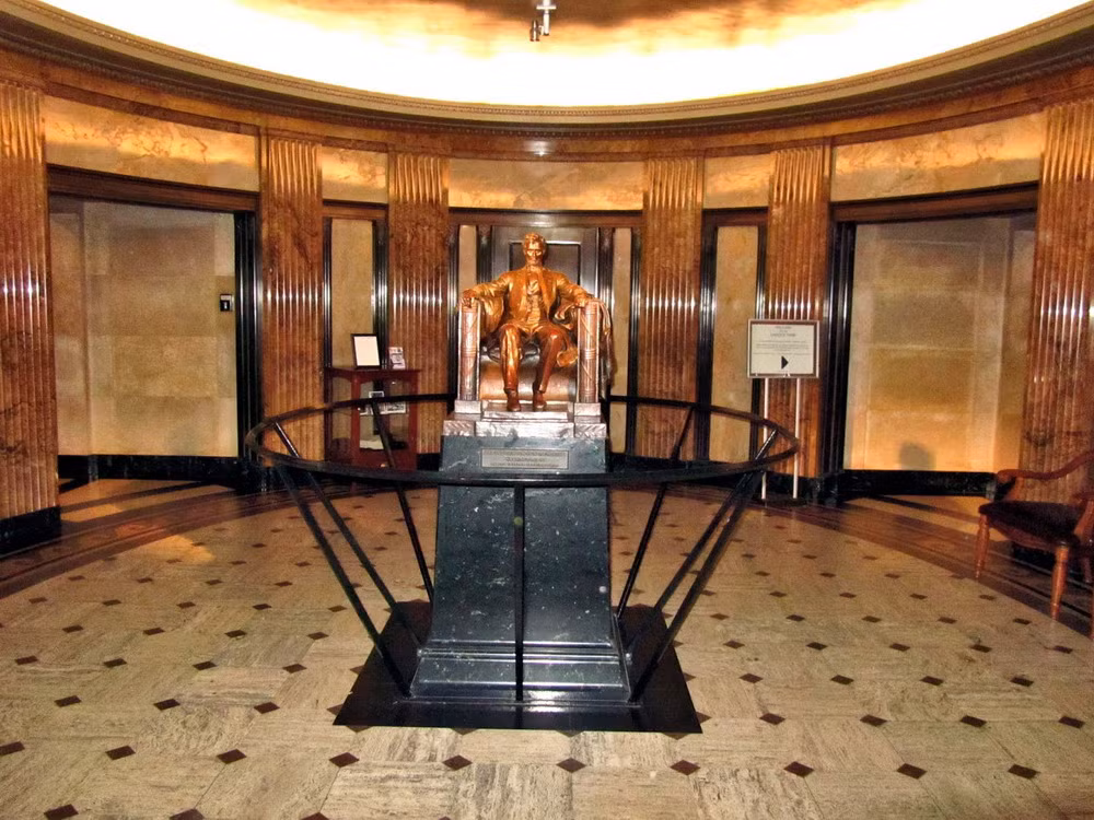 Khu vực bên trong lăng mộ chia thành nhiều phòng làm bằng đá cẩm thạch, nối với nhau bằng các hành lang. Ngay sau cổng vào là tiền sảnh hình tròn với bản sao bức tượng Lincoln đang ngồi nổi tiếng của nhà điêu khắc Pháp Daniel Chester.