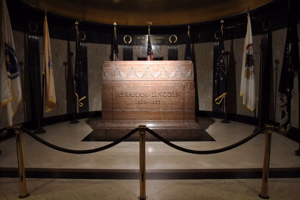 Trung tâm của lăng mộ là phòng chôn cất, với đài kỷ niệm là một khối đá cẩm thạch đỏ nặng 7 tấn của đá cẩm thạch màu đỏ khắc tên Lincoln và năm sinh, năm mất của ông. Dưới khối đá này này là hầm mộ, nơi chứa hài cốt Tổng thống Mỹ thứ 16.