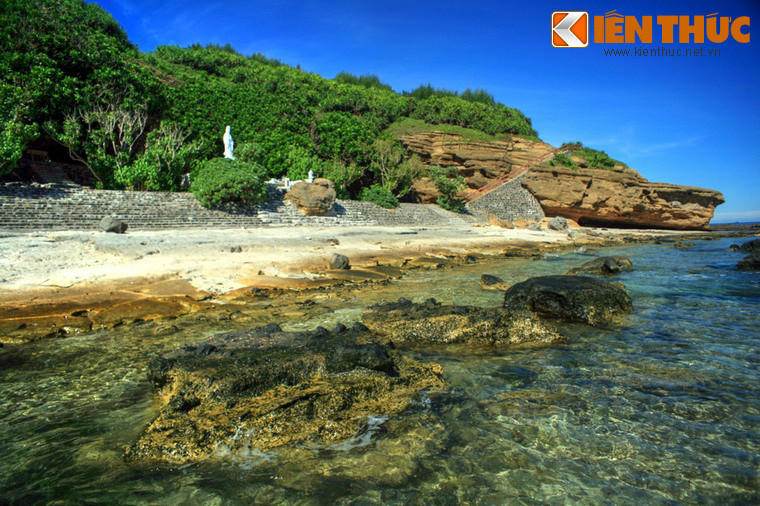 Bãi biển trước chùa là địa điểm lý tưởng để cảm nhận khung cảnh thiên nhiên hùng vĩ đặc trưng của đảo Lý Sơn với những ghềnh đá nham thạch nhấp nhô trên mặt nước biển trong vắt và các vách đá dựng đứng của núi Thới Lới.