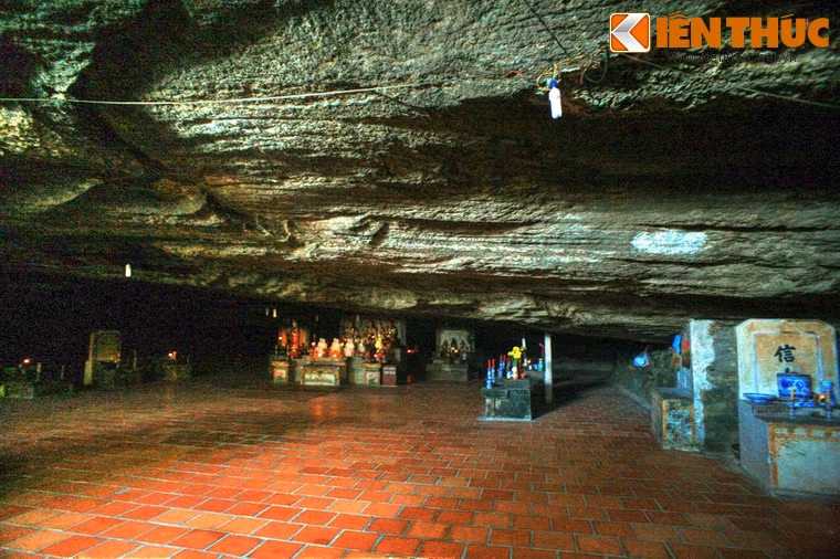 Khu vực chính điện của chùa Hang Lý Sơn có diện tích gần 500m2, trần hang cao trung bình 3m. Trong hang có bàn thờ các Phật Di Đà, Như Lai, Di Lặc ở trung tâm. Ngoài ra còn các bàn thờ tổ Đạt Ma, bàn thờ 12 Diêm Vương, bàn thờ các sư trụ trì và tiền hiền làng An Hải.