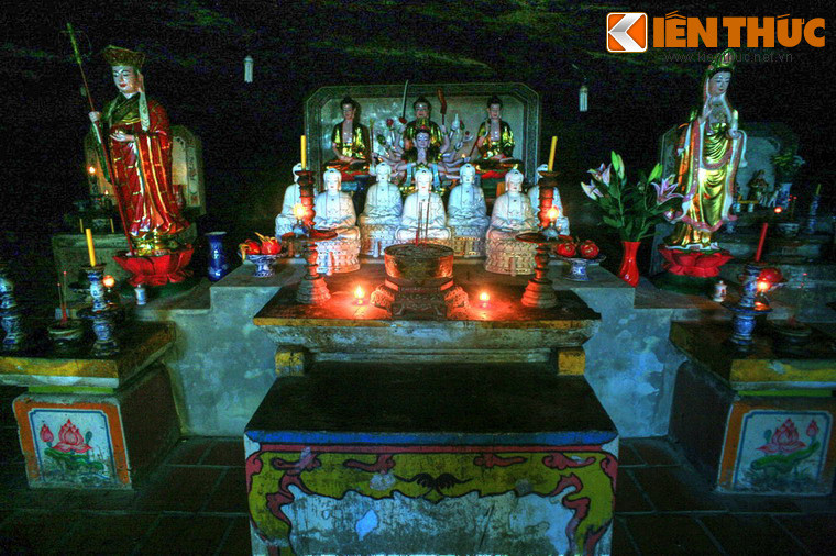 Chùa được làm hai phần chính là sân chùa và chính điện, trong đó sân chùa được hang che phủ một phần, còn chính điện nằm hoàn toàn trong hang. Trong hang có bàn thờ các Phật Di Đà, Như Lai, Di Lặc ở vị trí trung tâm cùng nhiều bàn thờ khác ở xung quanh.