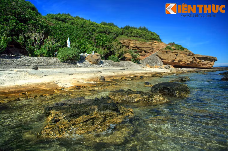 Bên cạnh kiến trúc độc đáo, bãi biển trước chùa là địa điểm lý tưởng để cảm nhận khung cảnh thiên nhiên hùng vĩ đặc trưng của đảo Lý Sơn với những ghềnh đá nham thạch nhấp nhô trên mặt nước biển trong vắt và các vách đá dựng đứng của núi Thới Lới.