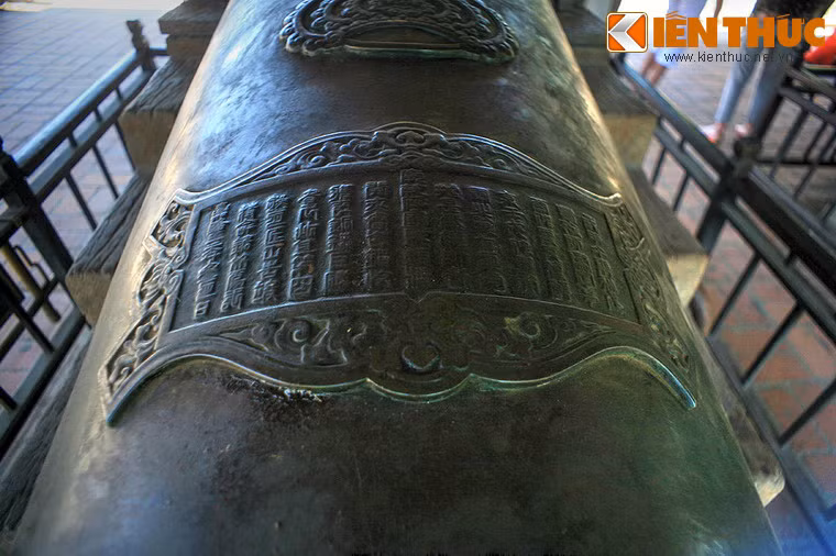 Tất cả 9 khẩu thần công đều được phong là "Thần Oai vô địch thượng tướng quân". Mỗi khẩu trong Cửu vị thần công dài 5,1 m và nặng khoảng 17.000 cân (10 tấn). Thân súng được chạm trổ hoa văn cực kỳ công phu và tỉ mỉ.