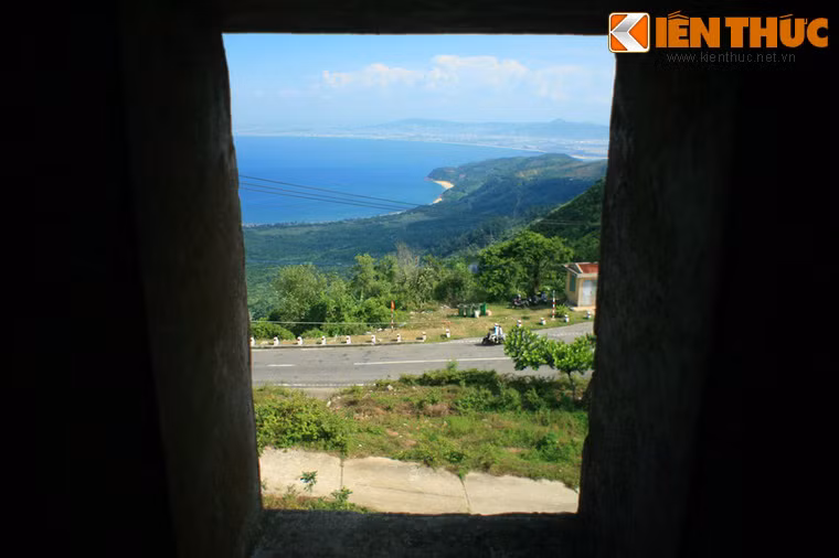 Từ cửa ải lịch sử này, du khách vừa có thể chiêm ngưỡng phong cảnh tuyệt vời của con đèo nổi tiếng, vừa hổi tưởng lại một giai đoạn lịch sử đầy khói lửa của đất nước.