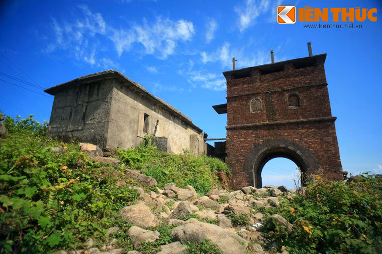 Cuốn sử nhà Nguyễn là Đại Nam thực lục chính biên mô tả hai cánh cổng của Hải Vân Quan như sau: "Cửa trước cao và dài đều 15 thước (khoảng 6 mét), ngang 17 thước 5 tấc, cửa sau cao 15 thước, dài 11 thước, ngang 18 thước 1 tấc, cửa tò vò đều cao 10 thước 8 tấc, ngang 8 thước 1 tấc. Phía tả hữu cửa quan, xếp đá làm tường, trước sau tiếp nhau. Phái biền binh 4 đội Hữu sai và 2 đội Ứng sai chở súng ống đến để đấy...".