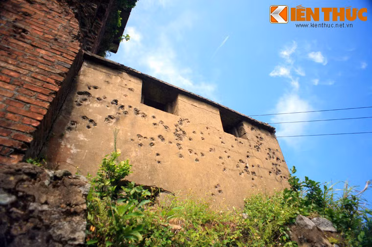 Những dấu tích chiến tranh vẫn còn hiện diện rõ trên các công trình quân sự ở nơi đây.