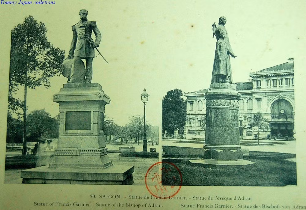 Tượng đài sĩ quan Francis Garnier (trái) - ở vị trí công viên trước nhà hát TP ngày nay, và tượng đài Giám mục Adran (phải) phía trước nhà thờ Đức Bà (ngày nay phần bệ tượng vẫn còn, phần tượng đã thay bằng Đức Mẹ Hòa Bình).