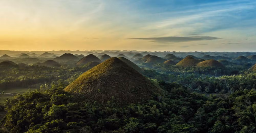 Người dân địa phương còn gọi vùng đồi này là “Cánh đồng nhũ hoa” vì trông chúng giống như “núi đôi” của các cô gái đang độ xuân thì.