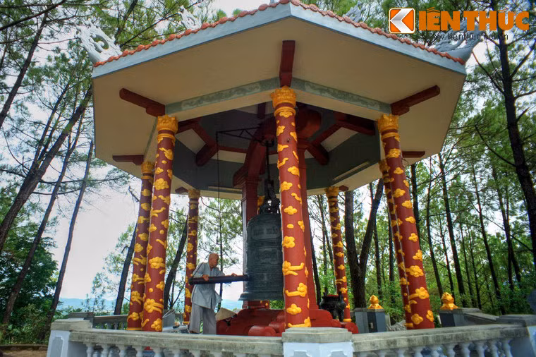 Tháp chuông Hòa Bình cao 7m là nơi đặt quả chuông đồng nặng 1,6 tấn do các nghệ nhân xứ Huế thực hiện.