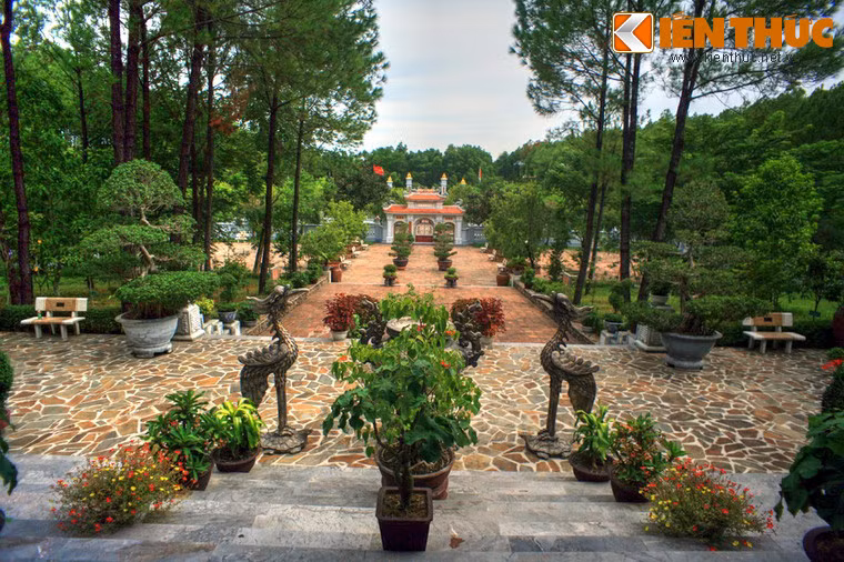 Không gian thoáng đãng phía trước đền thờ.