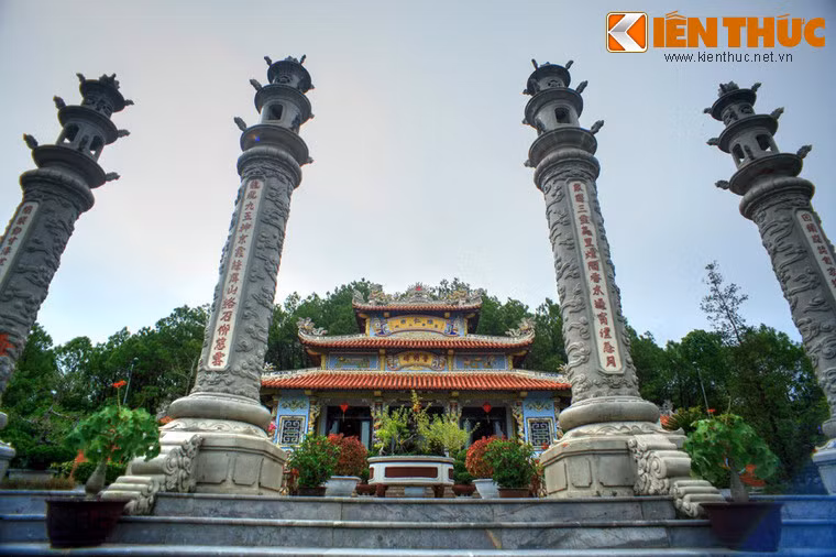 Vua Trần Nhân Tông là phụ hoàng của Công chúa Huyền Trân, là vị vua anh minh, có công lớn trong sự nghiệp dựng nước và giữ nước, là vị tổ của Thiền phái Trúc Lâm. Đền thờ vua được khánh thành nhân kỷ niệm 750 năm ngày sinh của ông.