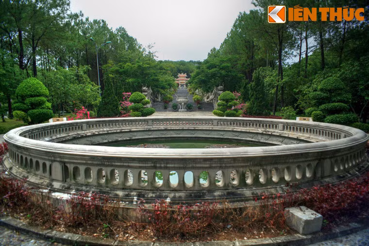 Hồ tròn phía sau đền.