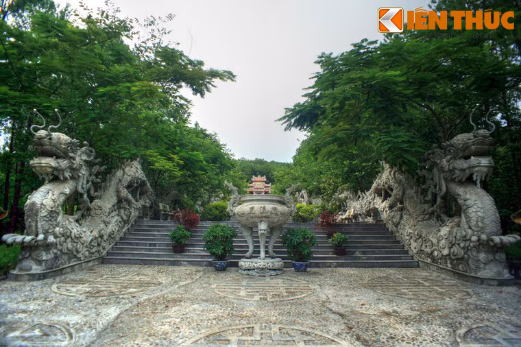 Từ hồ tròn bắt đầu trục đường dẫn lên đền thờ vua Trần Nhân Tông. Hai bên đường là cặp rồng chầu dài nhất Việt Nam.