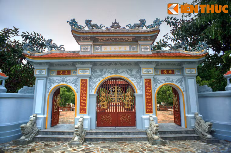 Trung tâm này là một quần thể kiến trúc hoành tráng nằm trên diện tích rộng đến 28ha, được khánh thành năm 2007, nhân kỷ niệm 700 năm xứ Huế trở thành một phần của nước Việt. Ảnh: Cổng tam quan của đền thờ Huyền Trân Công chúa.