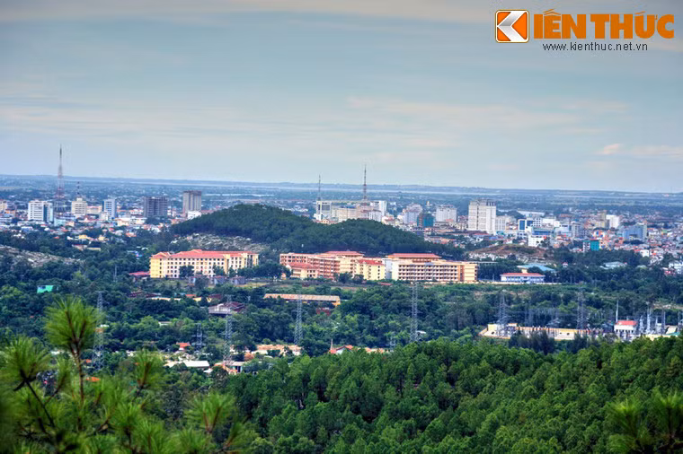 Phong cảnh thành phố Huế nhìn từ đỉnh Ngũ Phong.