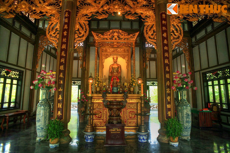 Bên trong đền thờ có pho tượng Công chúa Huyền Trân ngồi trên ngai được đúc bằng đồng. Tượng cao 2,37m, do các nghệ nhân đúc đồng nổi tiếng của phường Đúc, TP Huế cẩn tác. Sau đền có lầu bát giác, nơi tôn tượng Công chúa Huyền Trân sau khi đã về nước và quy y cửa Phật.