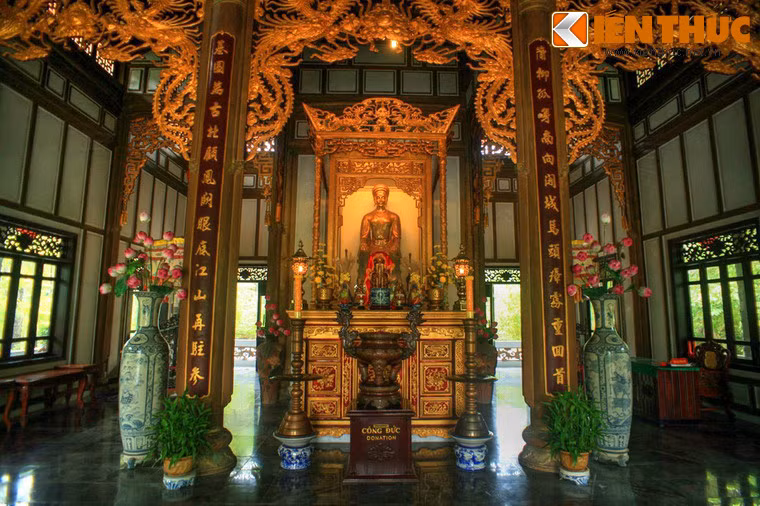 Bên trong đền thờ có pho tượng Công chúa Huyền Trân ngồi trên ngai được đúc bằng đồng. Tượng cao 2,37m, do các nghệ nhân đúc đồng nổi tiếng của phường Đúc, TP Huế cẩn tác. Sau đền có lầu bát giác, nơi tôn tượng Công chúa Huyền Trân sau khi đã về nước và quy y cửa Phật.