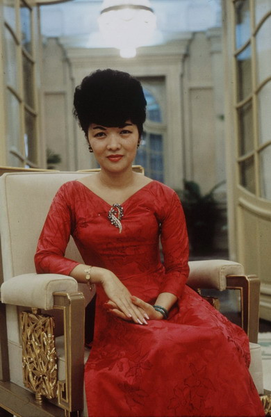 Bà Nhu mặc áo dài đỏ tại tư dinh ở Sài Gòn năm 1962. Ảnh: Larry Burrows.