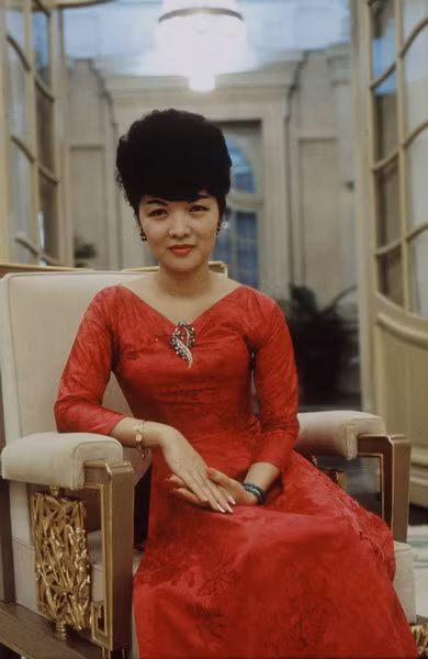 Bà Nhu mặc áo dài đỏ tại tư dinh ở Sài Gòn năm 1962. Ảnh: Larry Burrows.