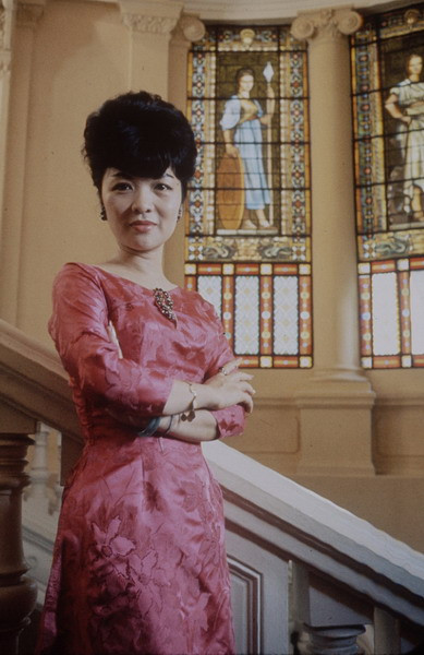 Bà Trần Lệ Xuân tạo dáng trong một nhà thờ. Ảnh: Larry Burrows.