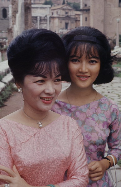 Bà và con gái luôn mặc áo dài có cùng tông màu. Ảnh: John Leongard.