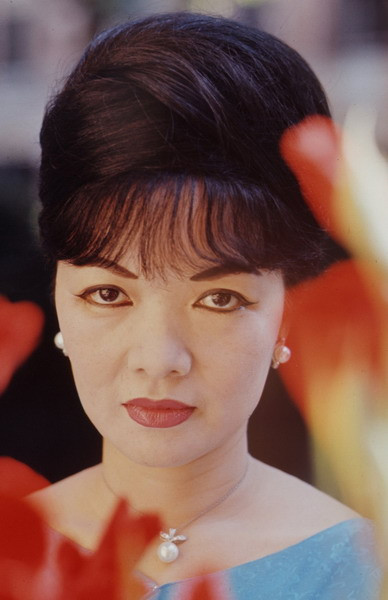 Nét mặt nghiêm nghị của Đệ nhất phu nhân chính quyền Sài Gòn. Ảnh: John Leongard.