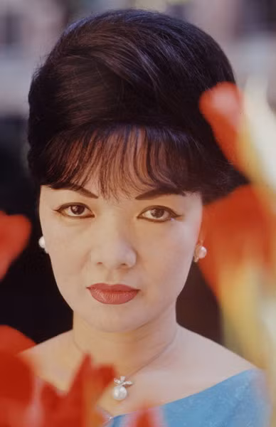 Nét mặt nghiêm nghị của Đệ nhất phu nhân chính quyền Sài Gòn. Ảnh: John Leongard.