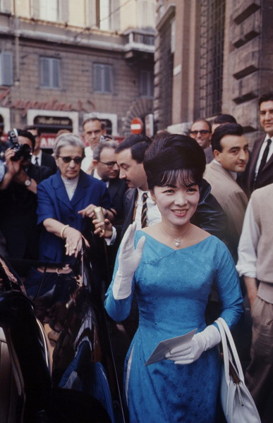 Bà Trần Lệ Xuân vẫy tay chào giới báo chí Paris. Ảnh: John Leongard.