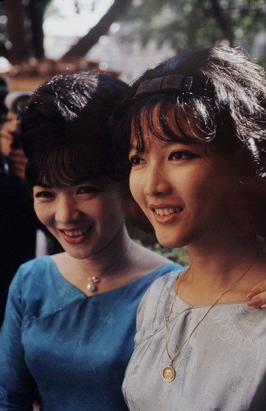  Chân dung bà Nhu và con gái ở Paris năm 1963. Ảnh: John Leongard.