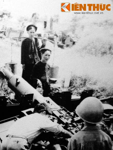 Hội mẹ chiến sĩ TP Nam Định tiếp nước cho bộ đội.