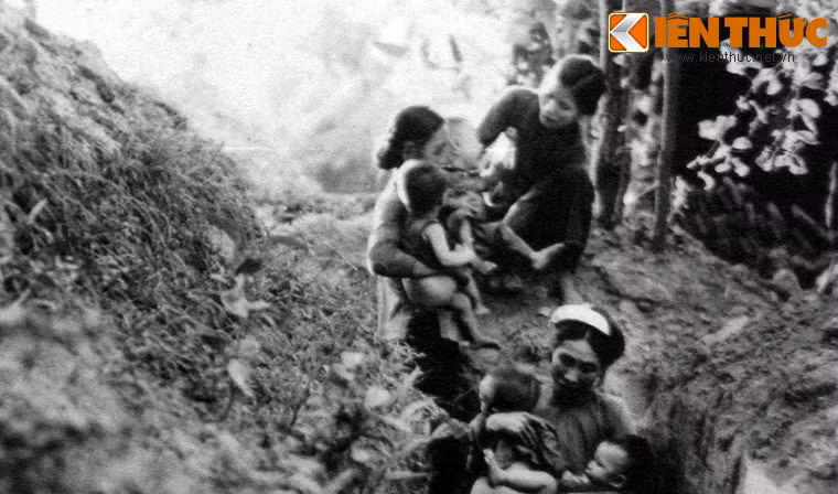 Các cô bảo mẫu thực tập đưa trẻ em xuống hầm hào khi máy bay Mỹ tới.