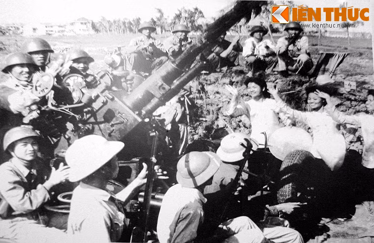 Chị em diễn viên đoàn chèo Hải Phòng biểu diễn trên trận địa để động viên tinh thần chiến sĩ ngay sau khi tiếng súng đánh trả Mỹ của bộ đội phòng không chấm dứt.