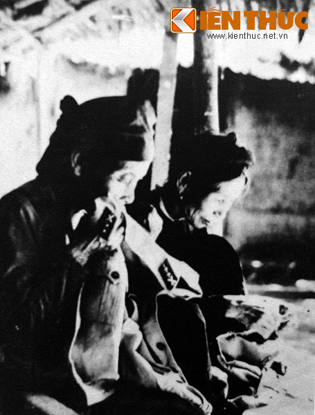 Hội mẹ chiến sĩ Hà Tây vá áo cho bộ đội.