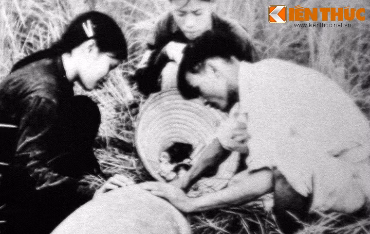  Nữ dân quân tham gia phá bom tại Chi Lăng, Lạng Sơn.