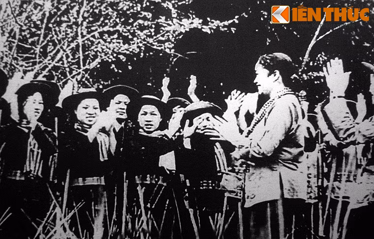 Tướng Nguyễn Thị Định, Hội trưởng Hội Liên hiệp Phụ nữ giải phóng miền Nam thăm một đơn vị nữ du kích giải phóng.