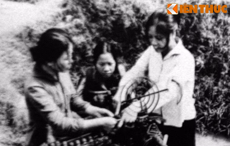 Nữ dân quân Nghĩa Lâm, Nghĩa Hưng, Nam Định tập bắn máy bay Mỹ.